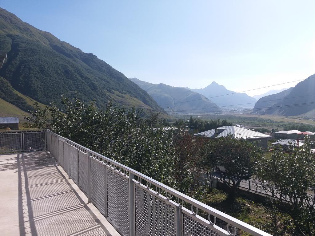 Guest House Sandro Kazbegi Bagian luar foto