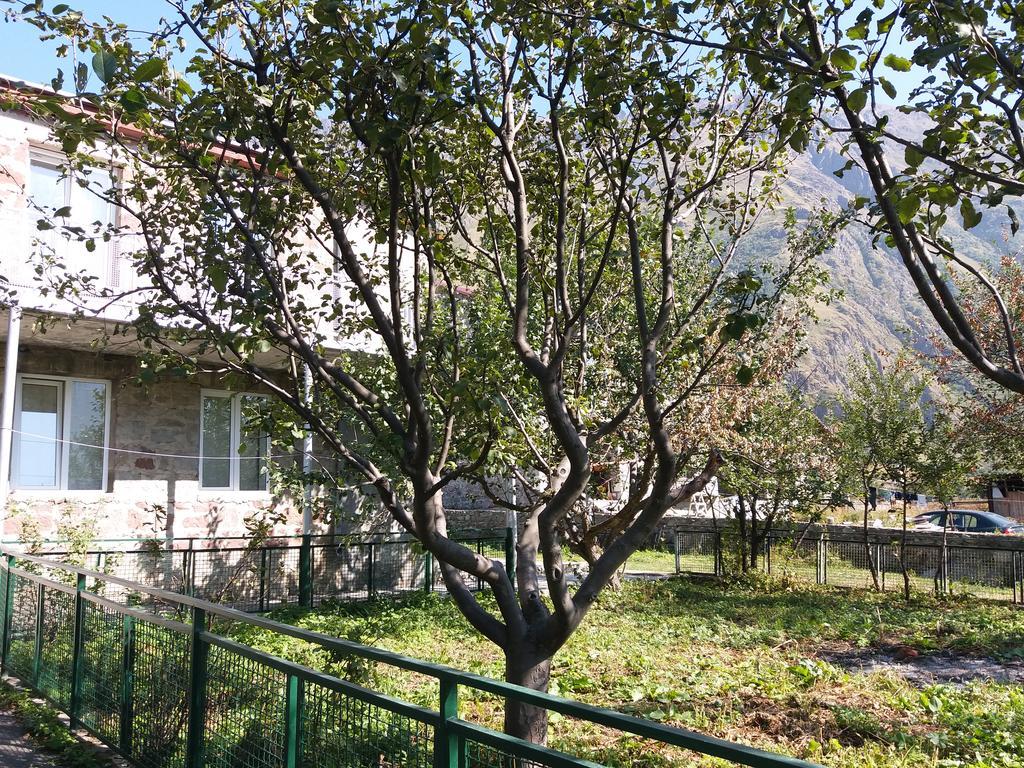 Guest House Sandro Kazbegi Bagian luar foto