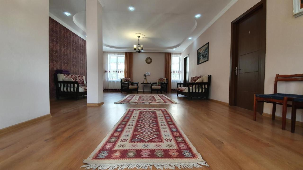 Guest House Sandro Kazbegi Bagian luar foto