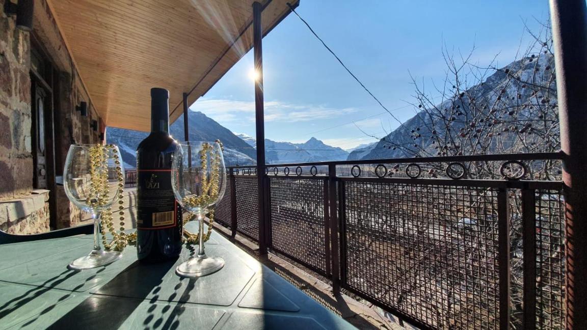 Guest House Sandro Kazbegi Bagian luar foto