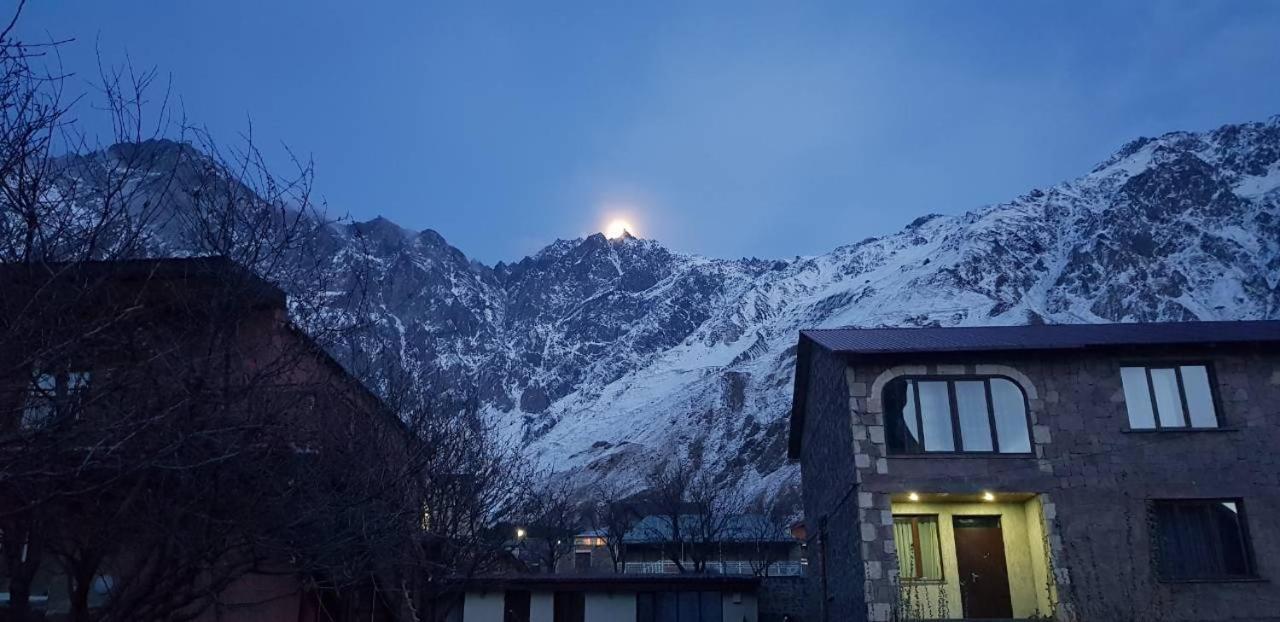 Guest House Sandro Kazbegi Bagian luar foto