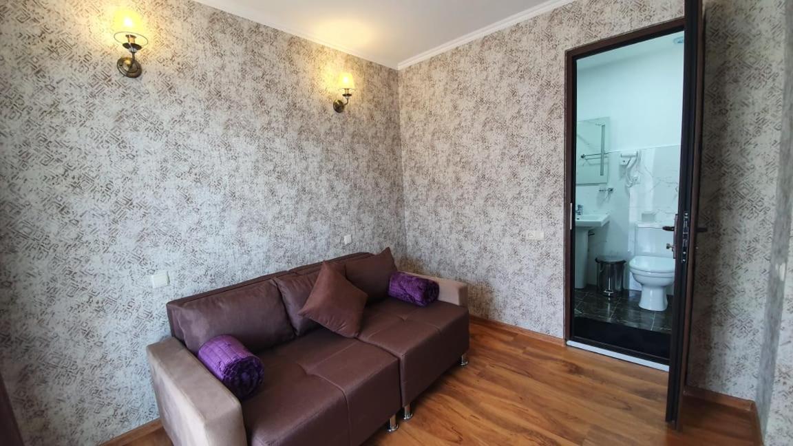 Guest House Sandro Kazbegi Bagian luar foto