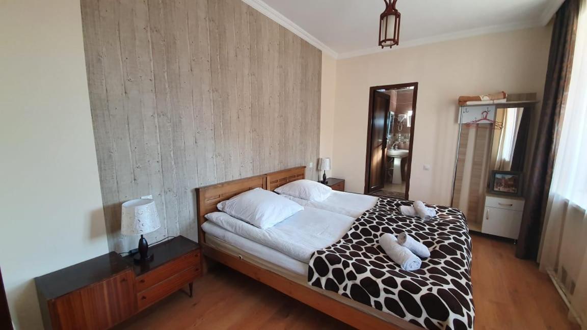 Guest House Sandro Kazbegi Bagian luar foto