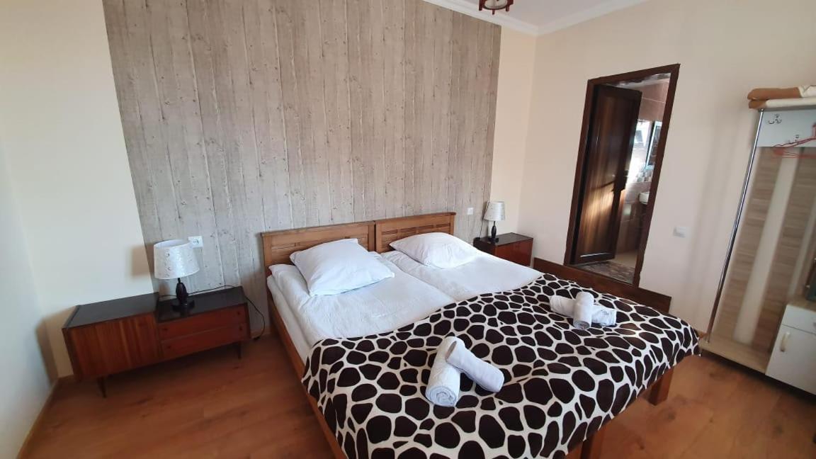 Guest House Sandro Kazbegi Bagian luar foto