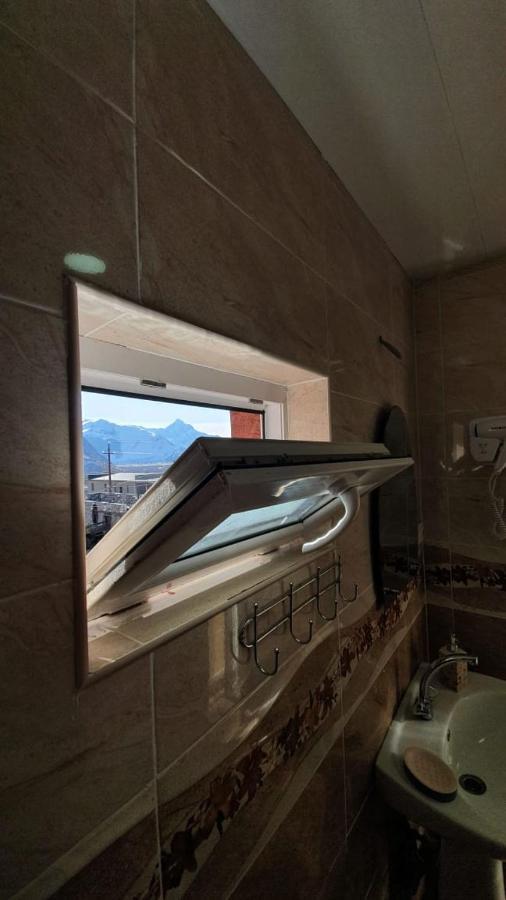Guest House Sandro Kazbegi Bagian luar foto