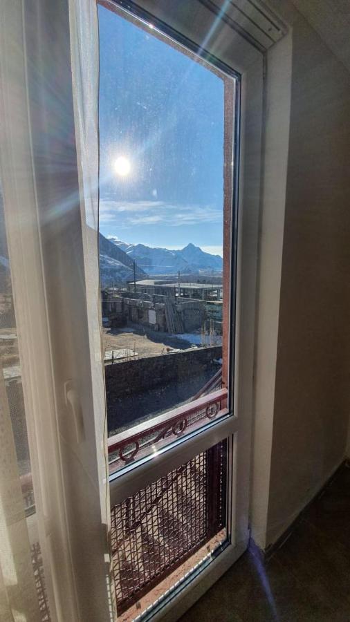 Guest House Sandro Kazbegi Bagian luar foto