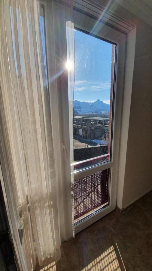Guest House Sandro Kazbegi Bagian luar foto