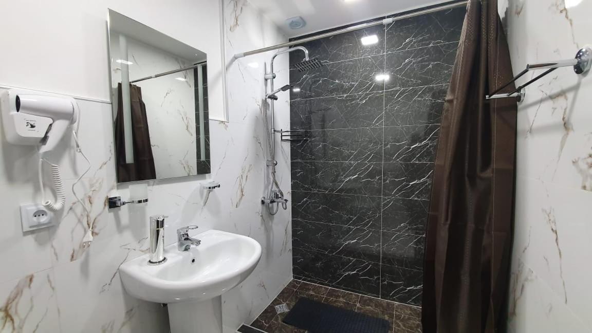Guest House Sandro Kazbegi Bagian luar foto